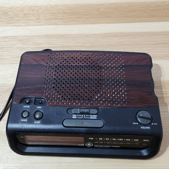Vintage General Electric GE Alarm Clock Radio Wood Grain Model 7-4613A - Picture 8 of 8